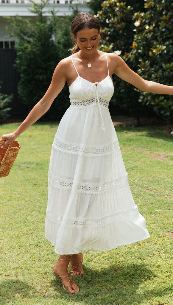 Desert Light – Gestuftes Midikleid aus Häkelspitze