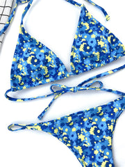Azurblaues Neckholder-Bikini-Set mit dreieckigem String und Federmuster