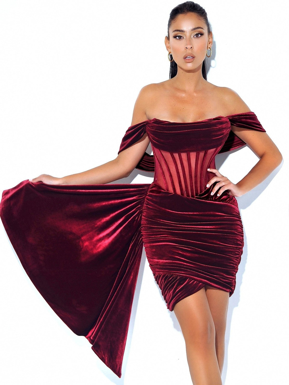 Drapiertes Korsettkleid aus Samt mit Cut-Outs (Handschuhe nicht im Lieferumfang enthalten)