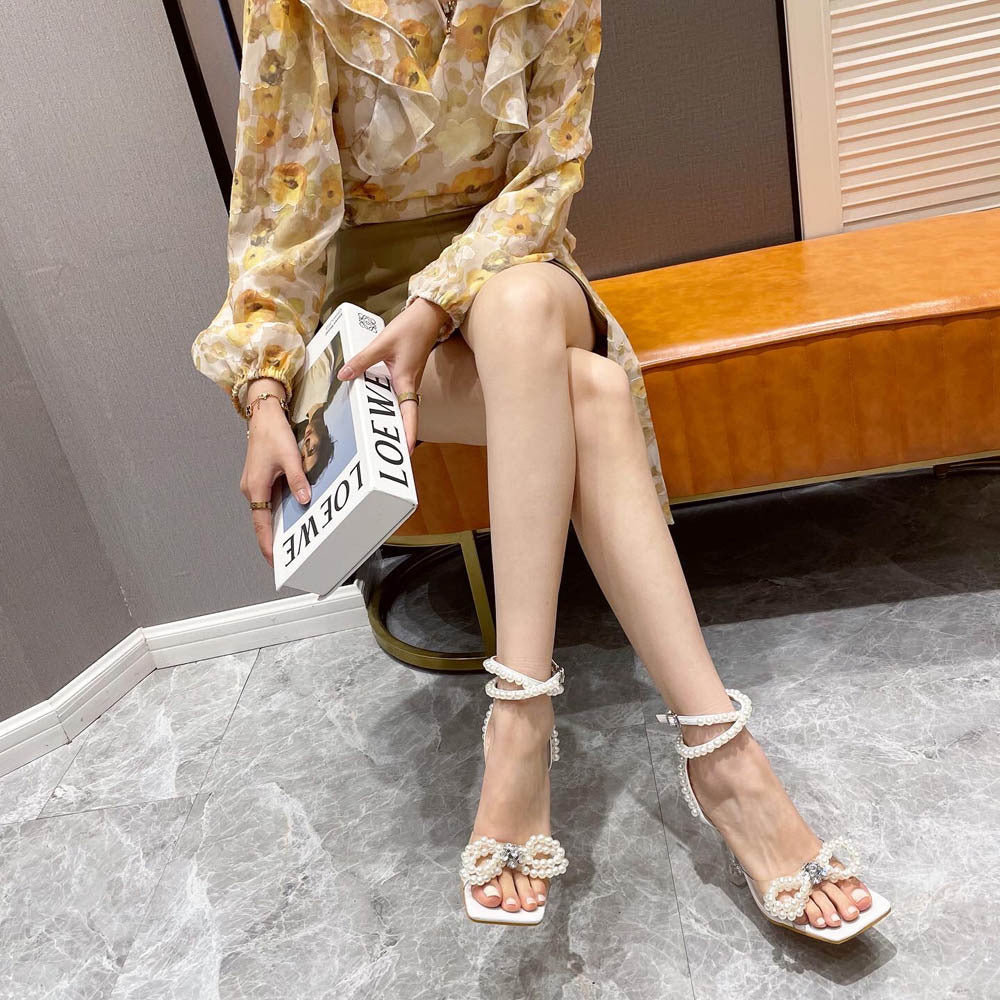 Elegante Pumps mit quadratischer Zehenpartie und Perlenschleife