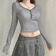 Gestreiftes Strickoberteil mit Knopfleiste vorne