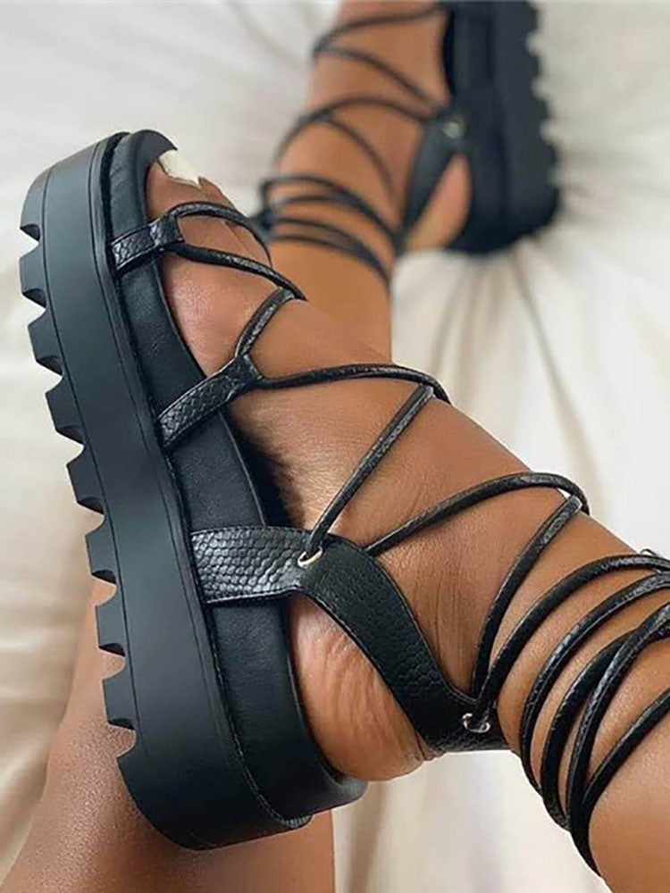 Sandalen mit Riemchen und dicker Sohle