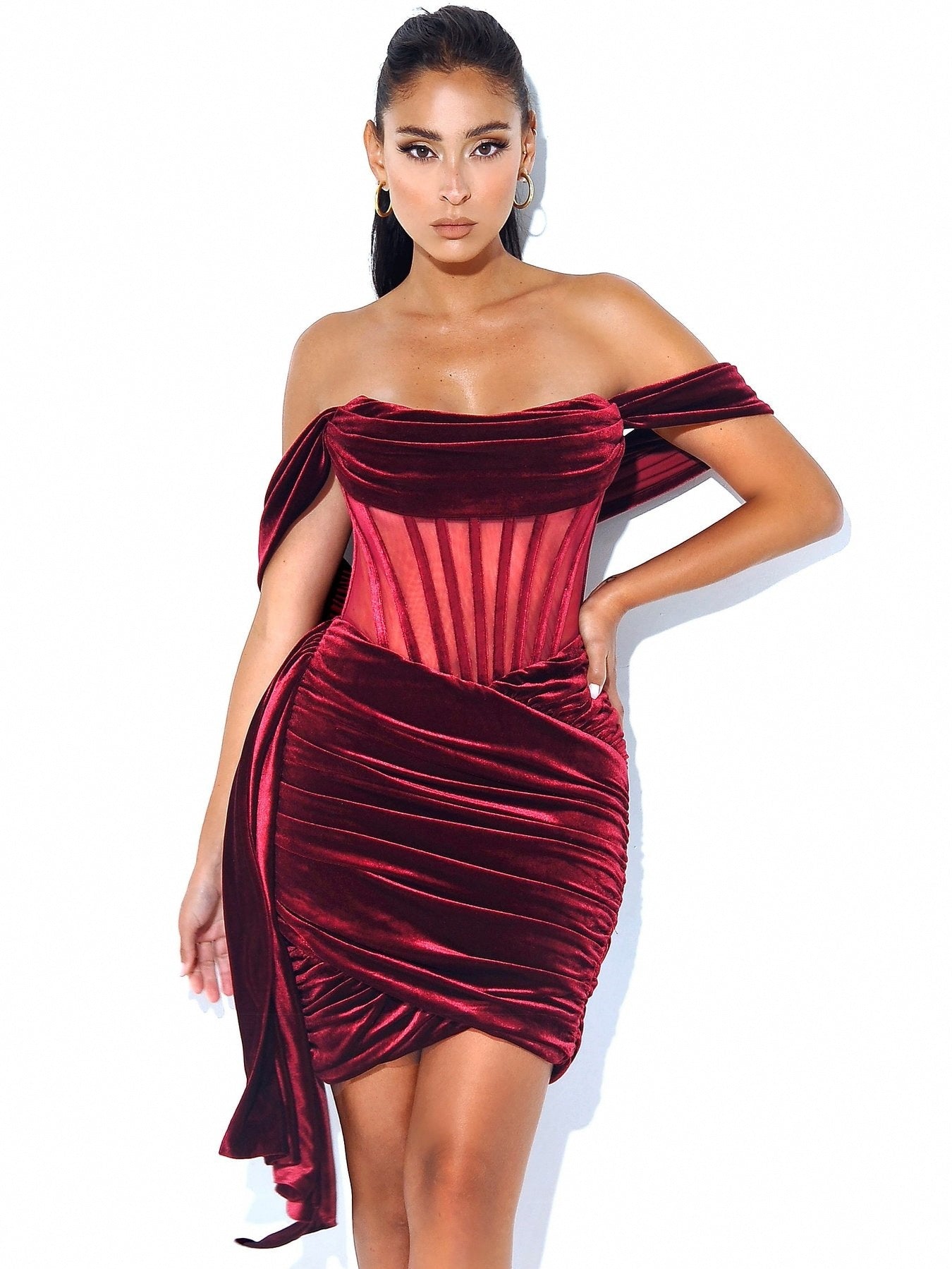 Drapiertes Korsettkleid aus Samt mit Cut-Outs (Handschuhe nicht im Lieferumfang enthalten)