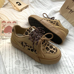 Lässige Schnür-Sneaker mit Leopardenmuster