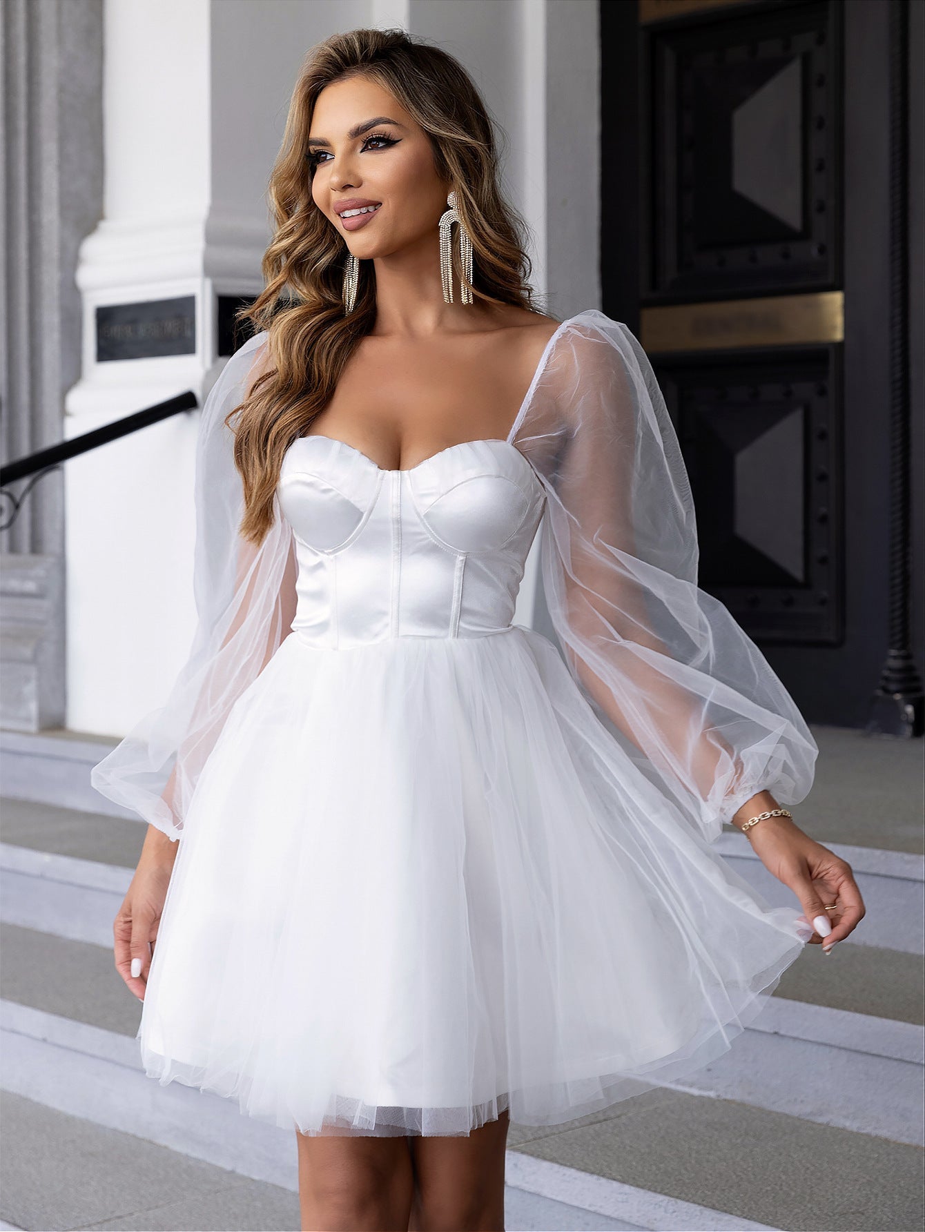 Bustierkleid mit Herzausschnitt, Laternenärmeln und Netzstoff-Overlay