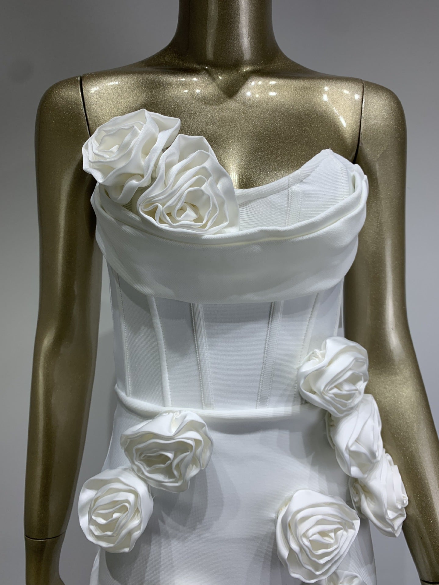 High Tide – Minikleid aus Leinen mit Blumenverzierung