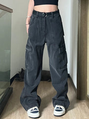 Abgenutzte Freizeitjeans mit mehreren Taschen