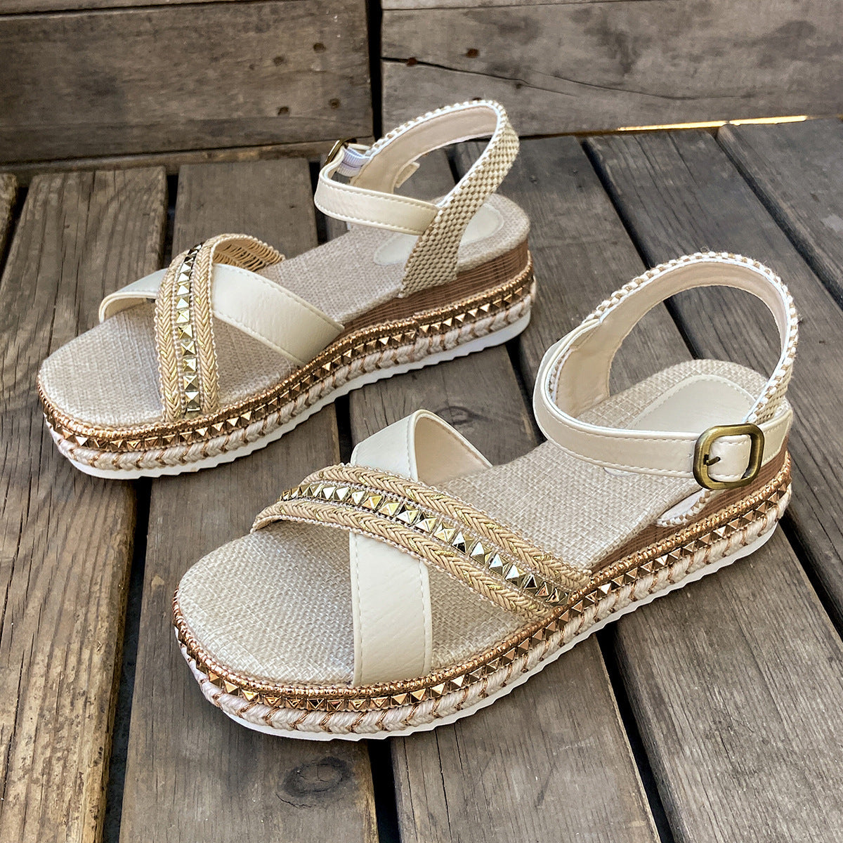 Flache Sandalen mit Kettendekor