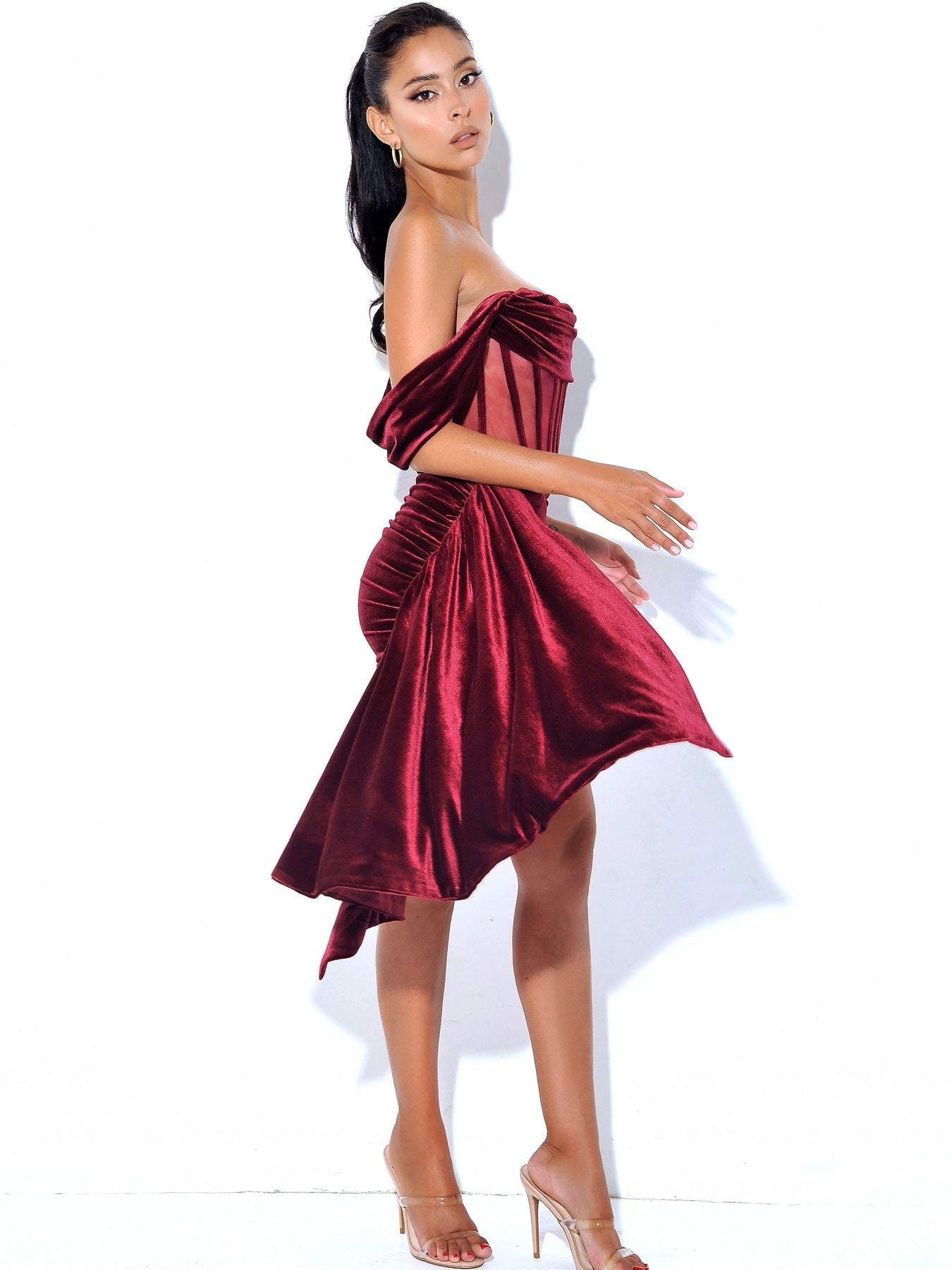Drapiertes Korsettkleid aus Samt mit Cut-Outs (Handschuhe nicht im Lieferumfang enthalten)