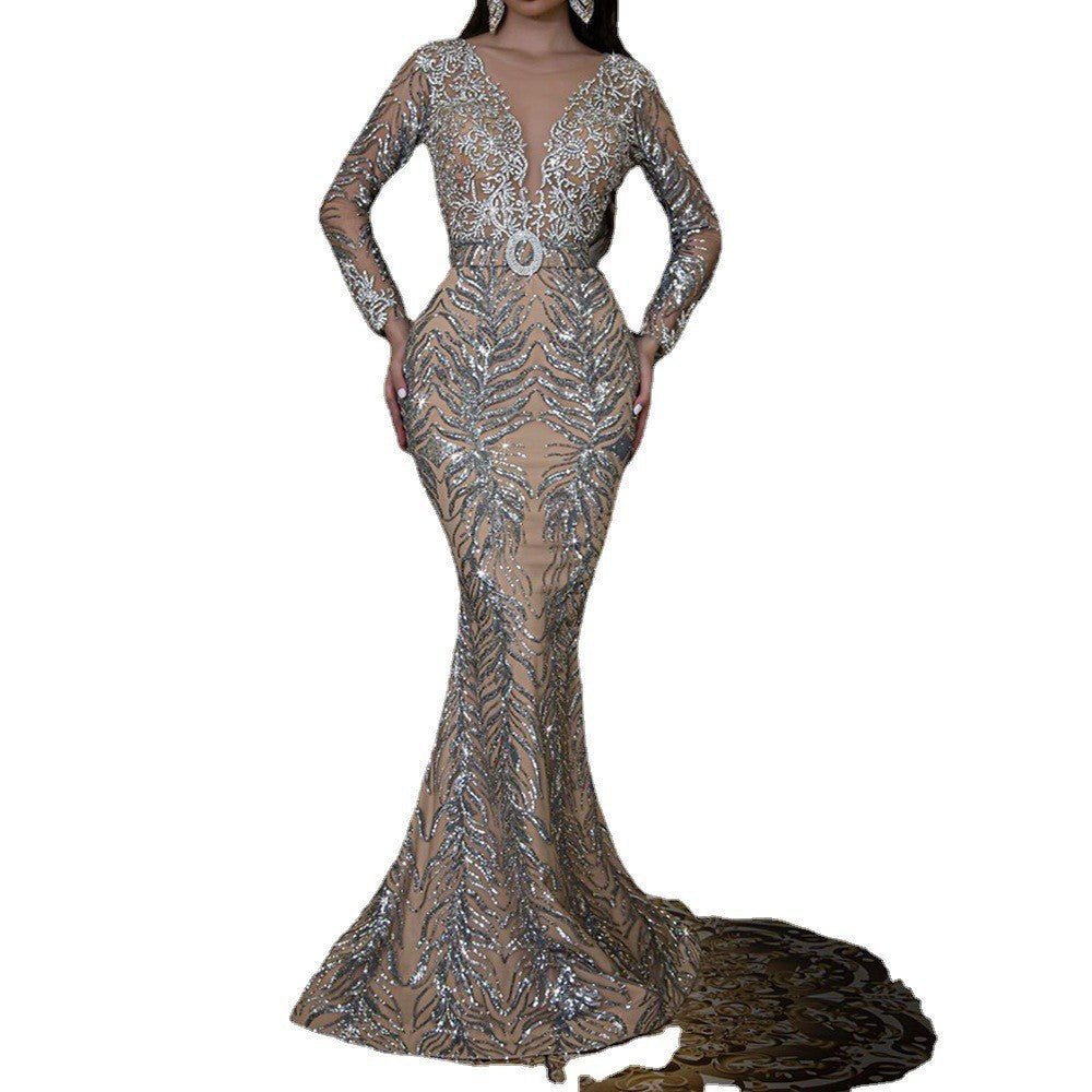 Temperamentvolles trägerloses Abendkleid mit Pailletten