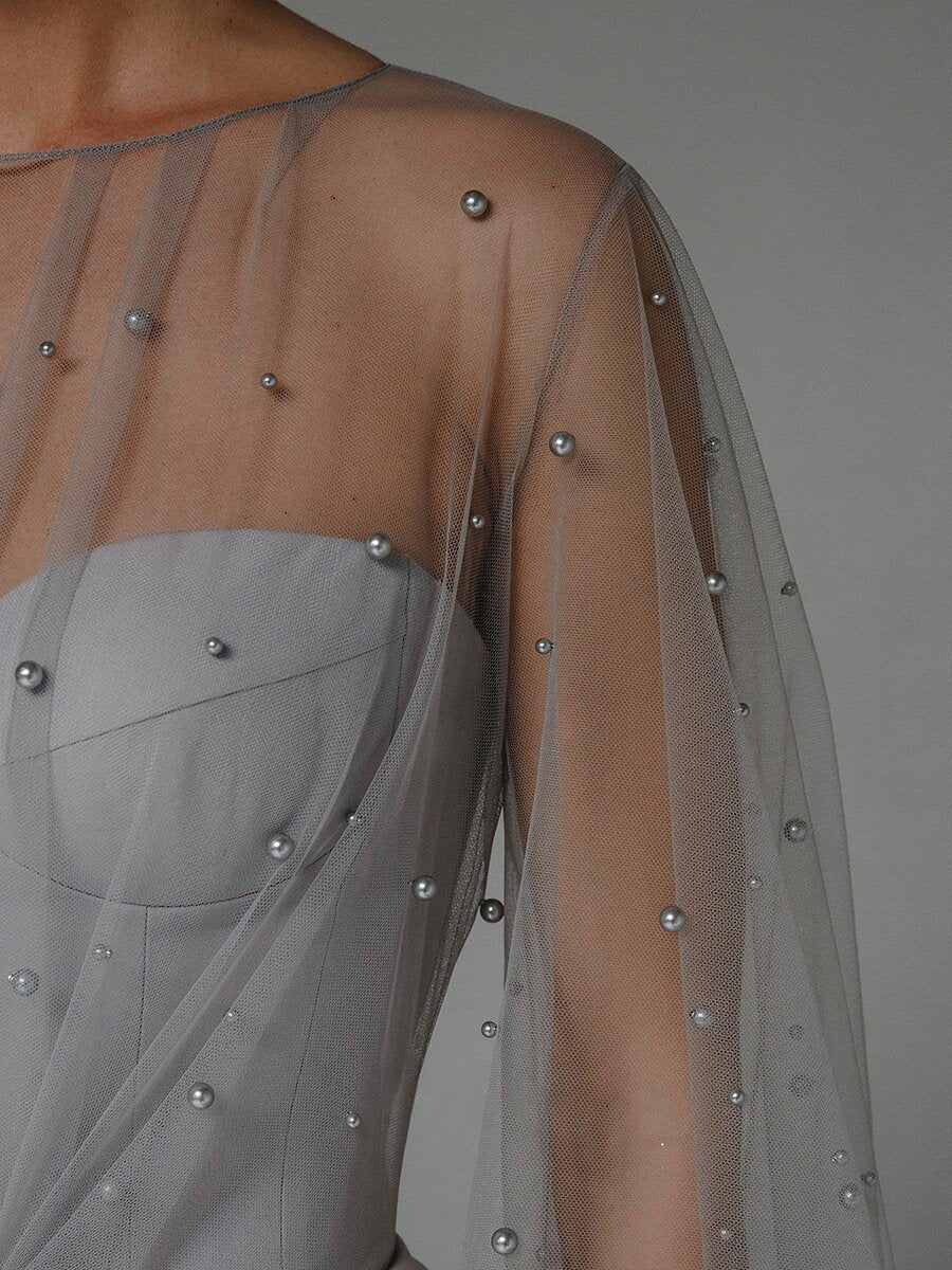 Vestido de novia con mangas abullonadas, sin tirantes y brillo brillante