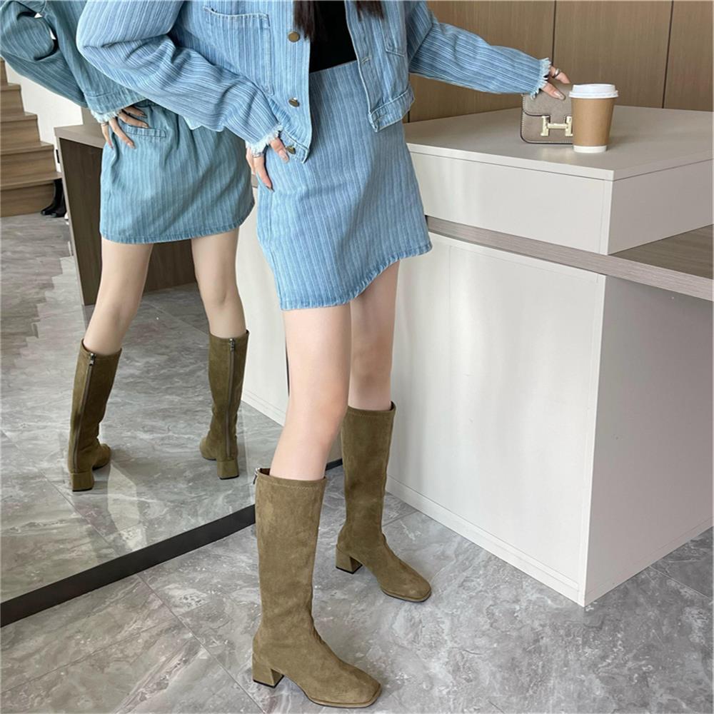 Klobige Stiefel im britischen Stil mit seitlichem Reißverschluss und spitzer Zehenpartie