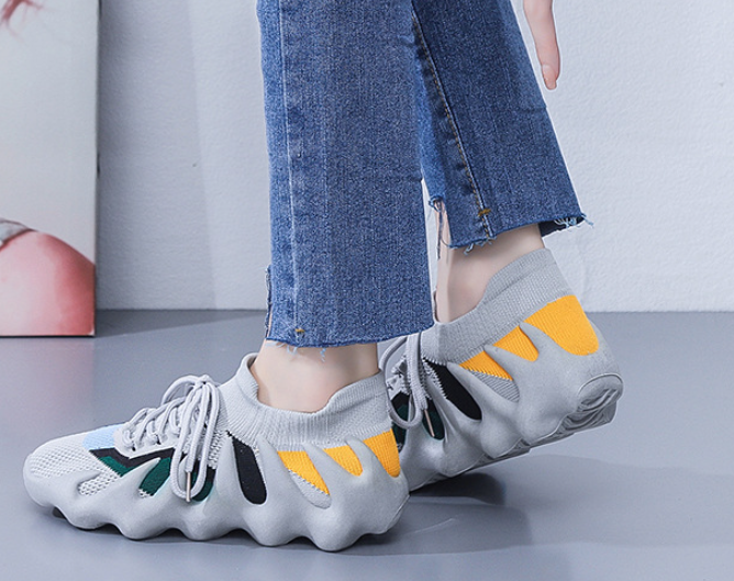 Atmungsaktive Sneakers aus Strick mit Schnürung