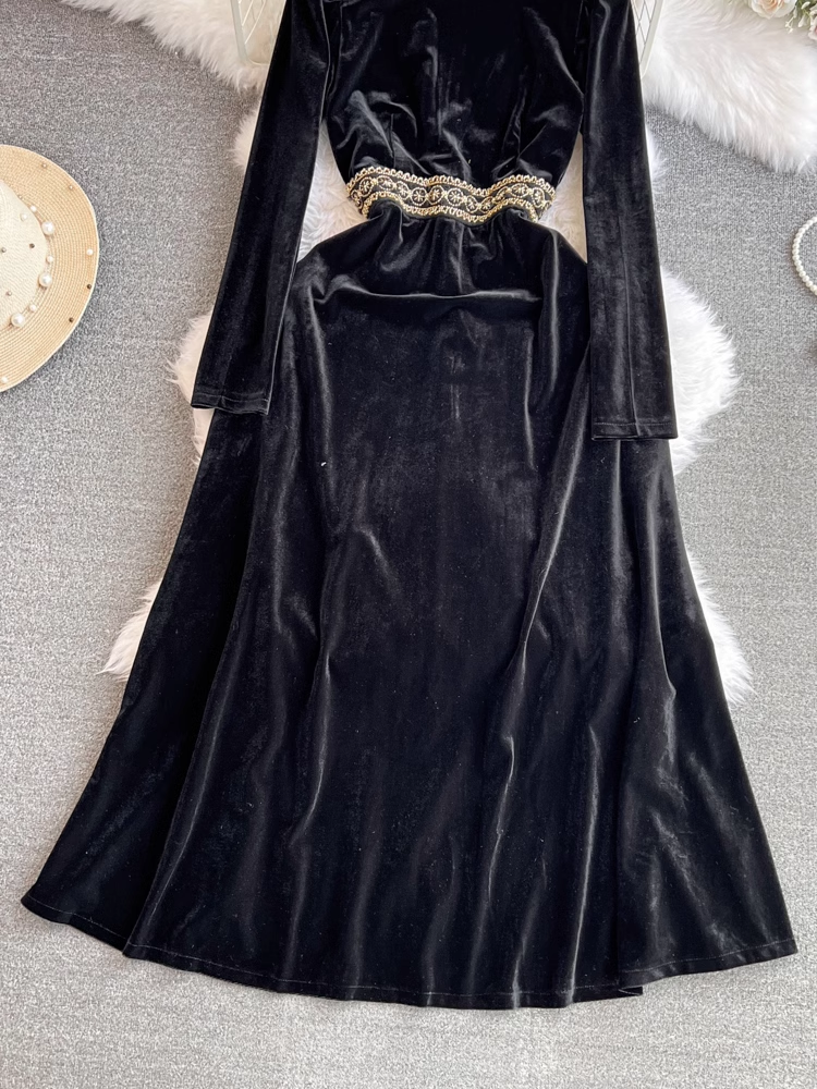 Langärmliges A-Linien-Samtkleid mit Stehkragen