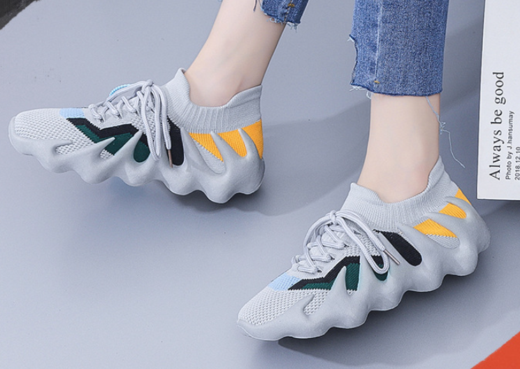 Atmungsaktive Sneakers aus Strick mit Schnürung