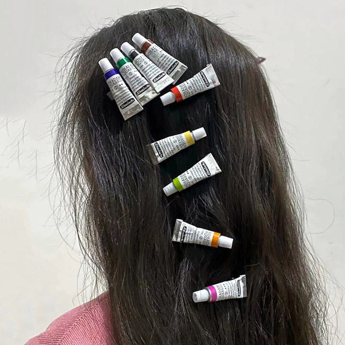 Pinzas para el cabello con tubos de pintura