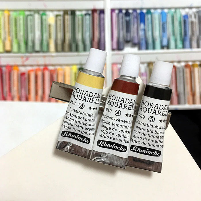 Pinzas para el cabello con tubos de pintura
