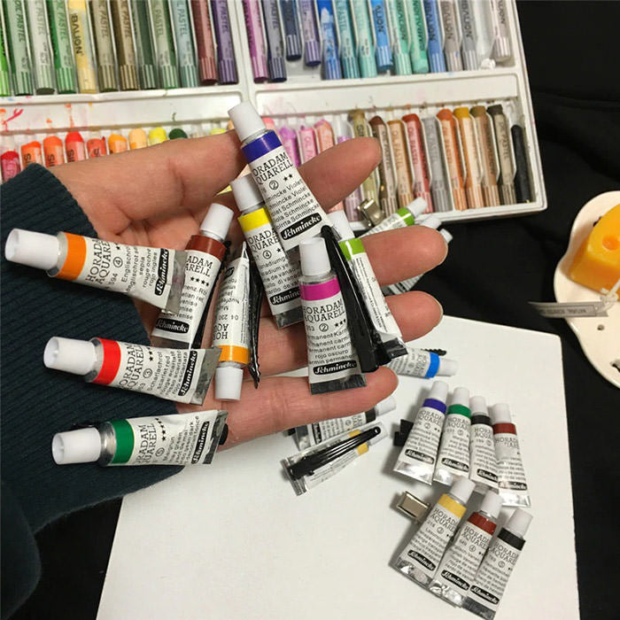 Pinzas para el cabello con tubos de pintura