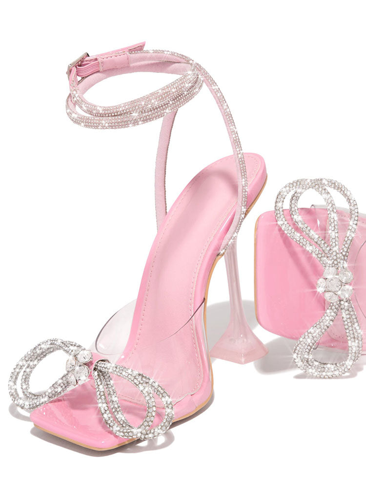 Tacones altos con punta cuadrada y lazo brillante