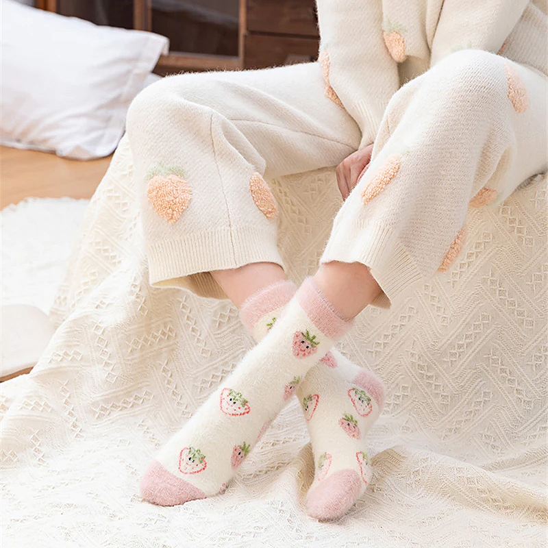Süße rosa Erdbeermilch-Flauschsocken, 5 Paar