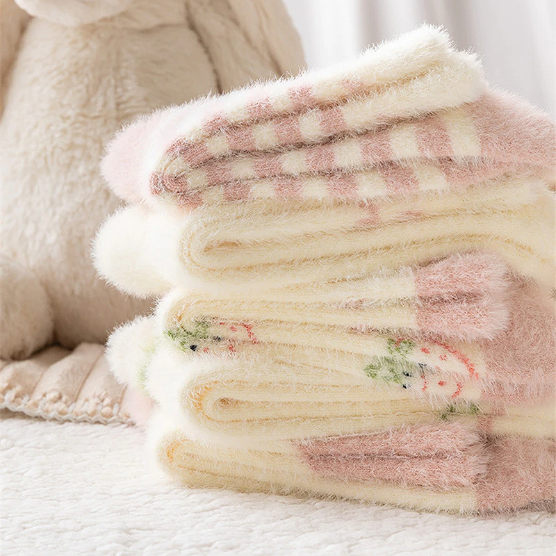 Süße rosa Erdbeermilch-Flauschsocken, 5 Paar