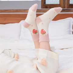 Süße rosa Erdbeermilch-Flauschsocken, 5 Paar
