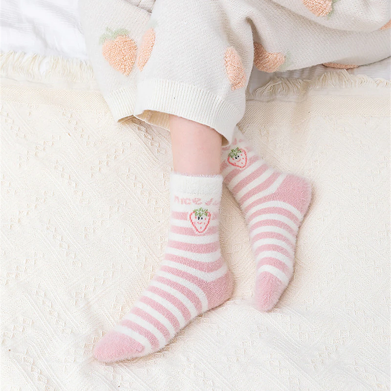Süße rosa Erdbeermilch-Flauschsocken, 5 Paar