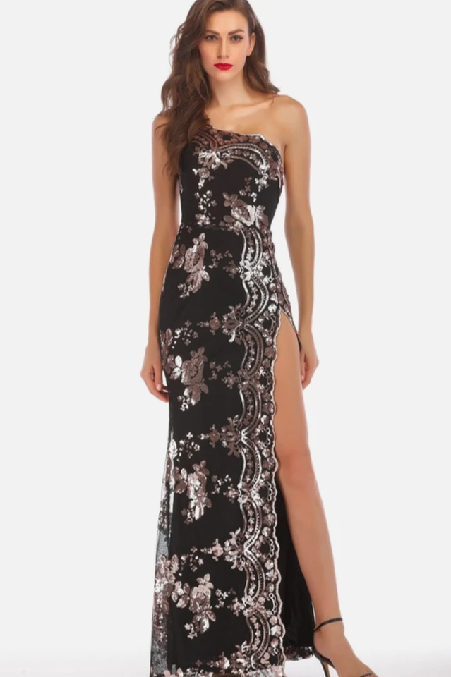 Vestido largo con lentejuelas brillantes y abertura pronunciada