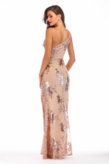Vestido largo con lentejuelas brillantes y abertura pronunciada