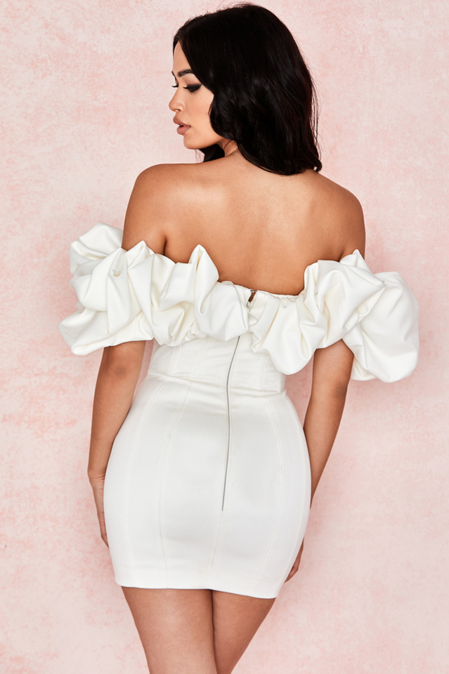 Trägerloses Kleid aus Satin mit Rüschen