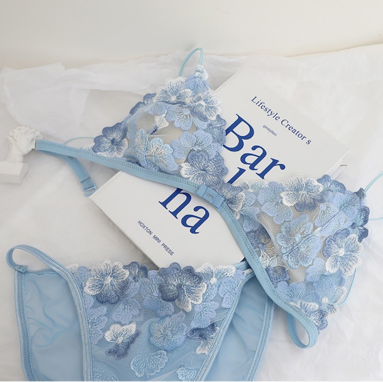 Dessous-Set aus Spitze mit Blumenstickerei