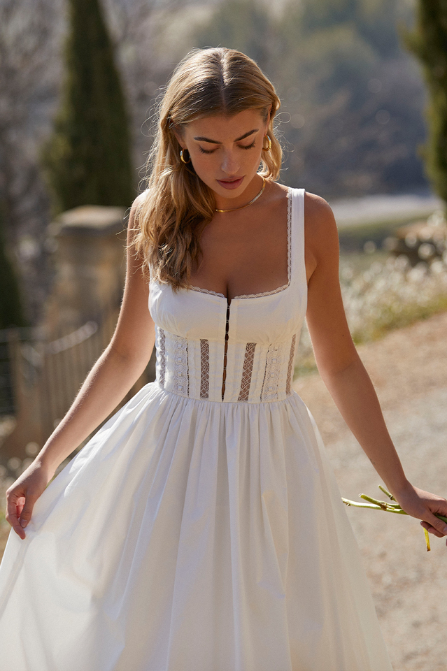 Vestido midi con ribete de encaje blanco