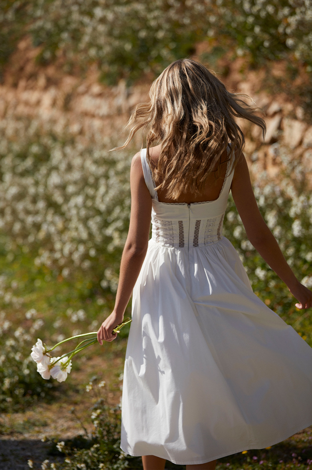 Vestido midi con ribete de encaje blanco