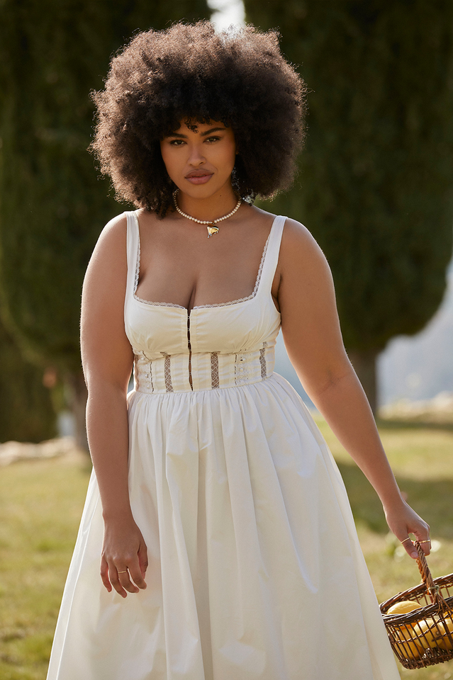 Vestido midi con ribete de encaje blanco