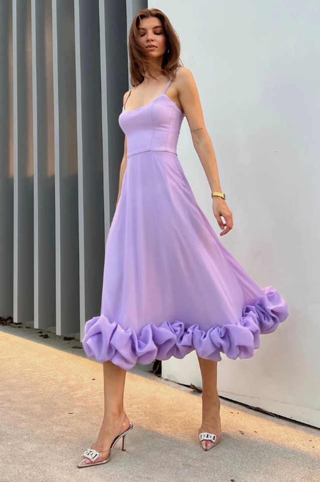 Vestido midi con bustier y volantes