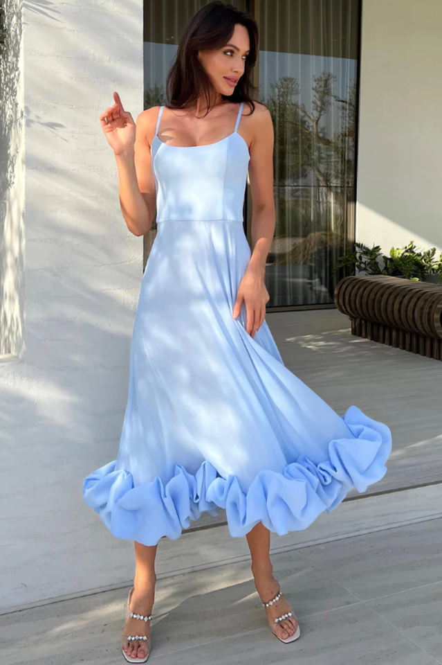 Vestido midi con bustier y volantes