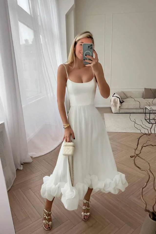 Vestido midi con bustier y volantes