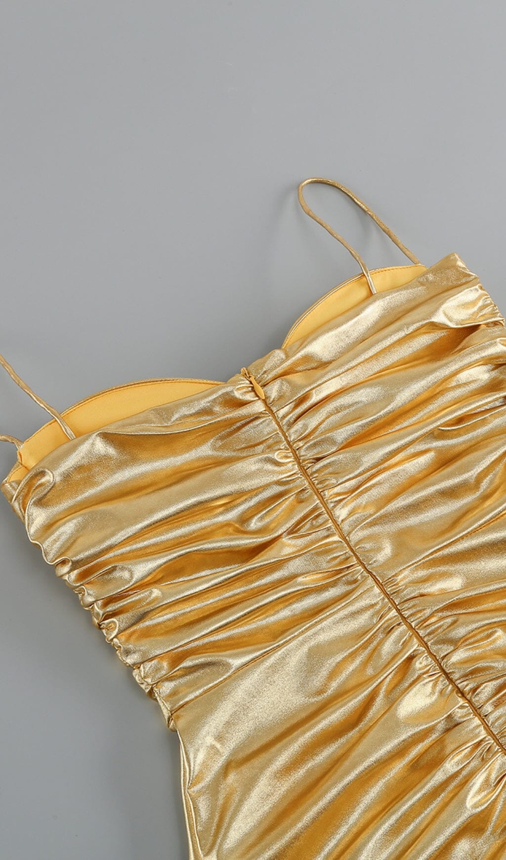 Gerafftes Minikleid mit Riemchen in Gold