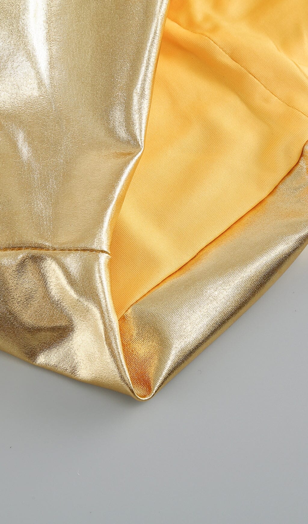 Gerafftes Minikleid mit Riemchen in Gold