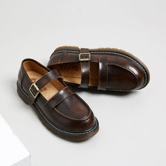 Flache Schuhe mit runder Zehenpartie und Schnalle