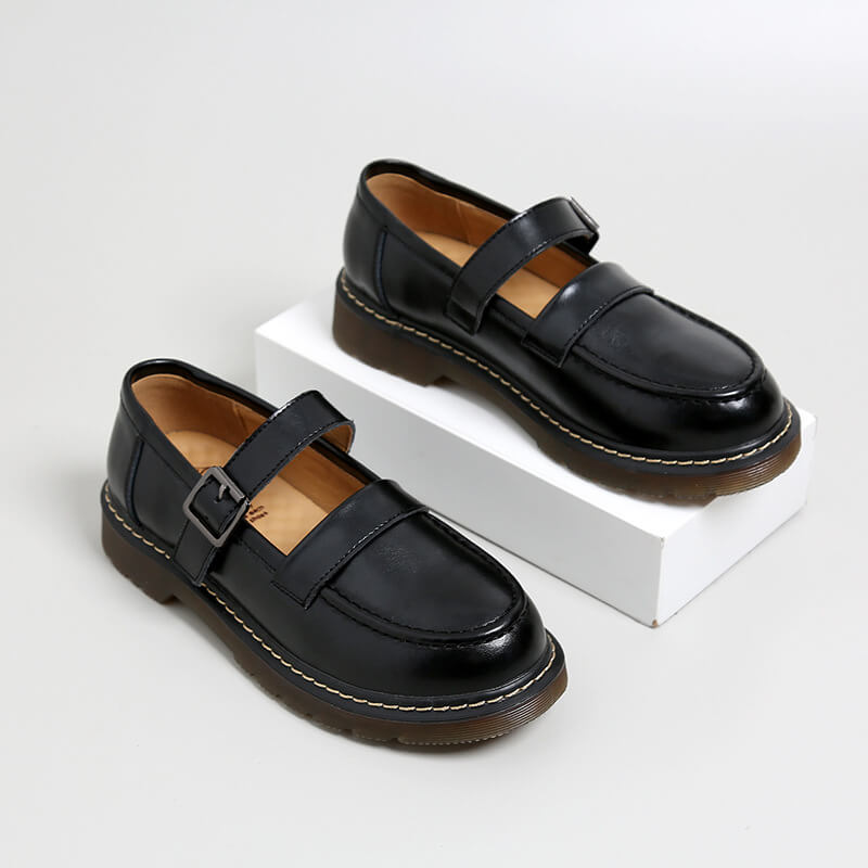 Flache Schuhe mit runder Zehenpartie und Schnalle