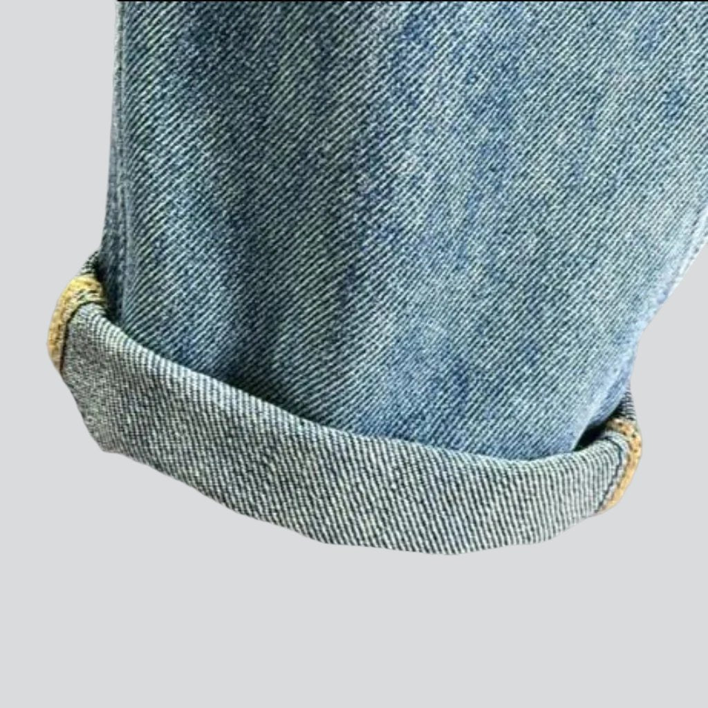 Ausgefranste Herrenjeans im trendigen Stil