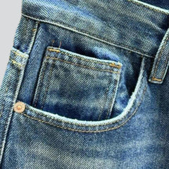 Ausgefranste Herrenjeans im trendigen Stil