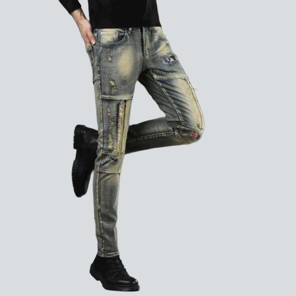 Gealterte, dehnbare Herrenjeans
