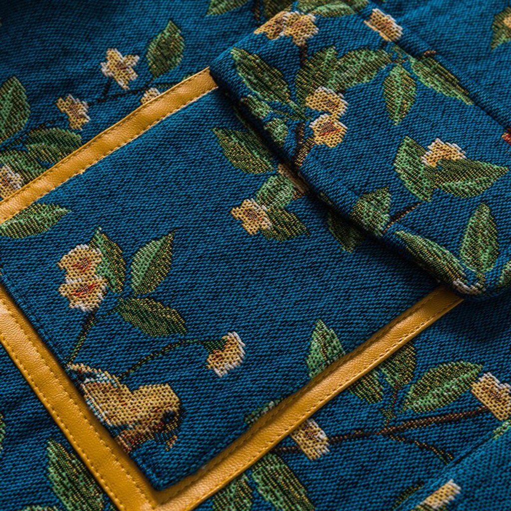 Chaqueta vaquera con bordado floral amarillo