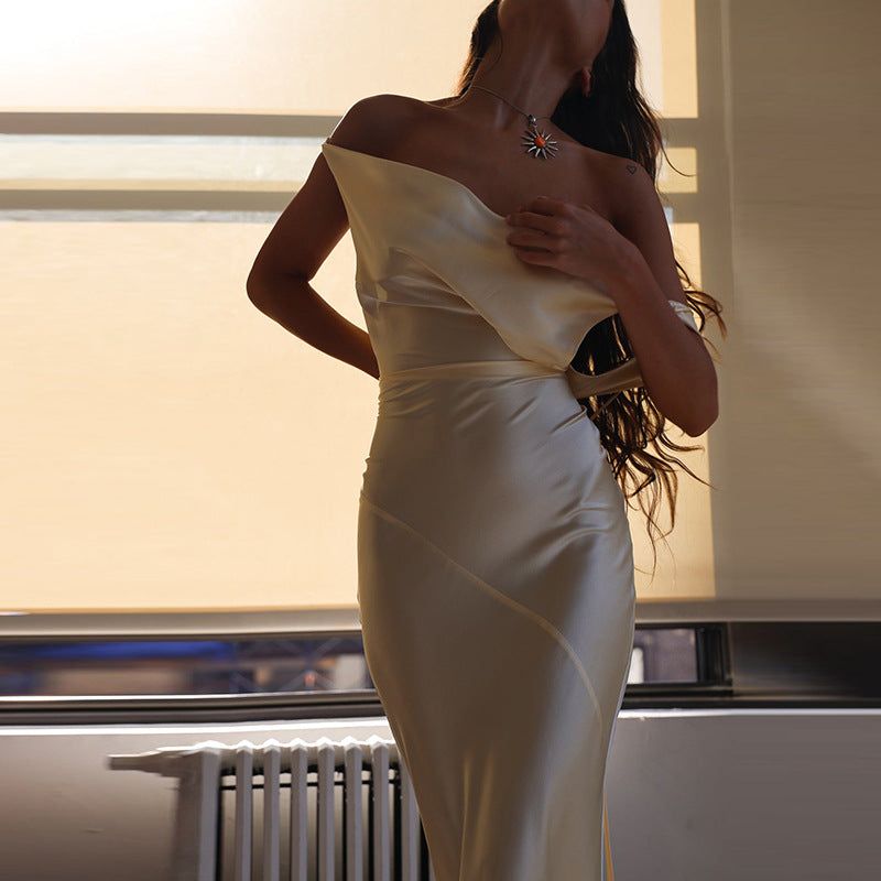 Snowdrop Maxikleid mit tiefem Rückenausschnitt und Wasserfallausschnitt