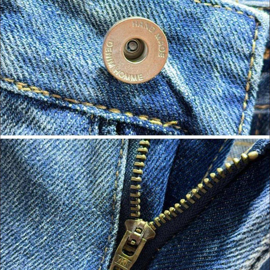 Ausgefranste Herrenjeans im trendigen Stil