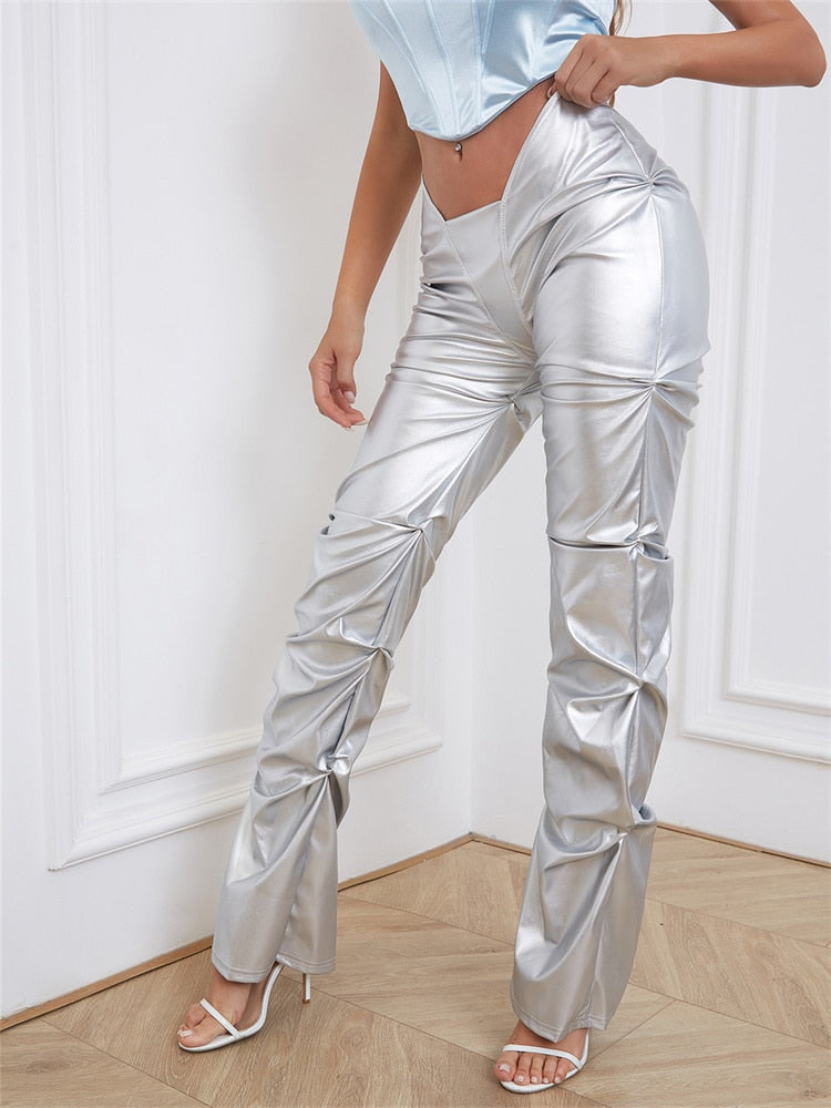 Gianny – Glänzende Bundfaltenhose aus Kunstleder