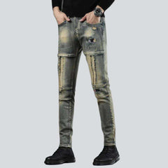 Gealterte, dehnbare Herrenjeans