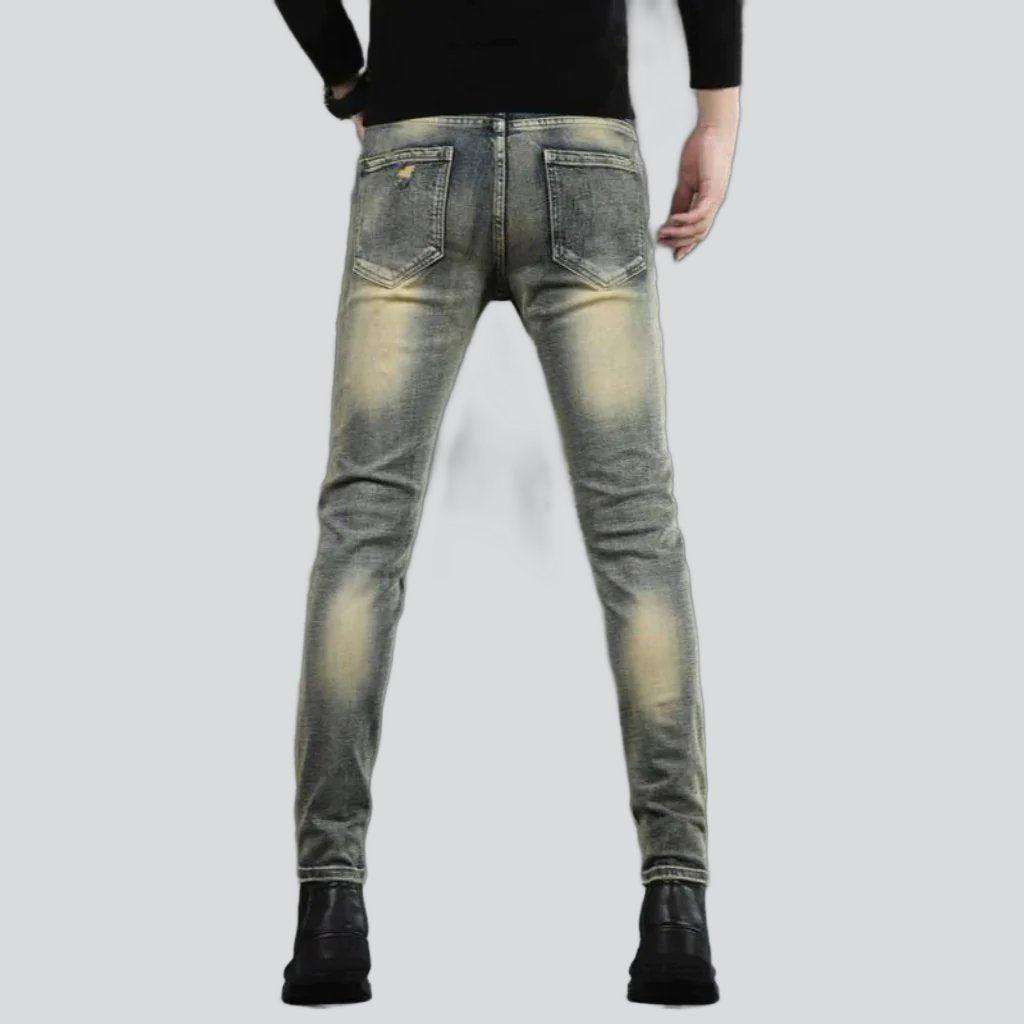 Gealterte, dehnbare Herrenjeans